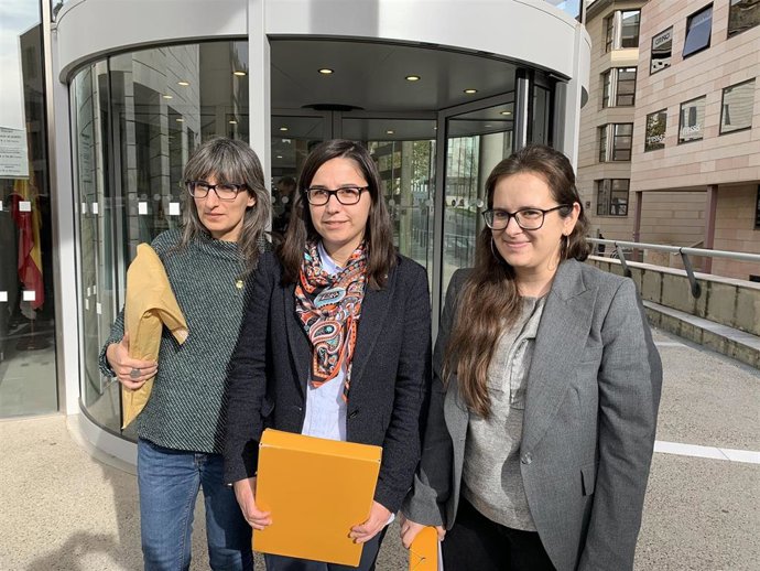 Sandra Castro, Jordina Freixanet y Elena Ferre, concejalas de Lleida, a la salida de Fiscalía.