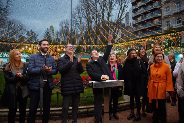 El alcalde de Vigo, Abel Caballero, junto a varios concejales,  inaugura el encendido del mercadillo navideño de Plaza de Compostela, con la gran noria al fondo.