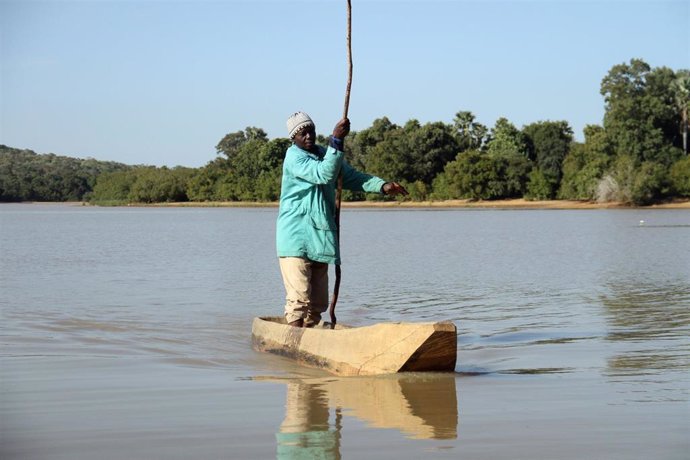 Un hombre pesca en el lago Wegnia, situado en la región de Koulikoro, en Malí
