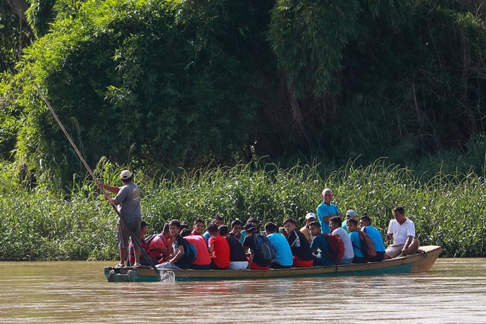 Migrantes cruzan el río Suchiate entre Guatemala y México