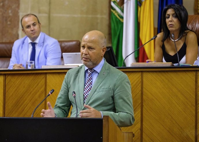 El consejero de Educación y Deportes, Javier Imbroda, en sesión de Pleno del Parlamento, en una imagen de archivo