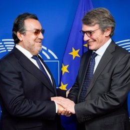 El presidente del Parlamento Europeo, David Sassoli, y el del Grupo ONCE, Miguel Carballeda, tras la firma de un acuerdo
