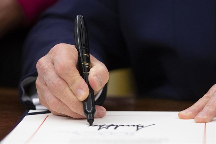 Donald Trump firmando la ley de Derechos Humanos y Democracia en Hong Kong. 