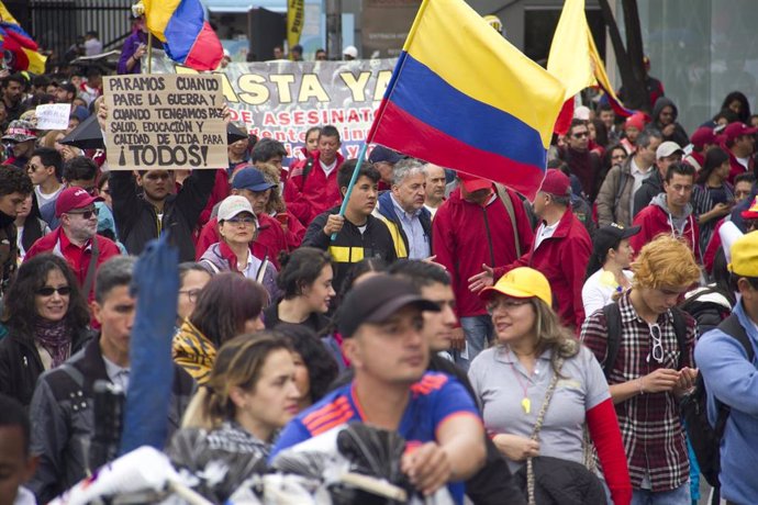 Manifestantes durante una nueva jornada de paros en Colombia.
