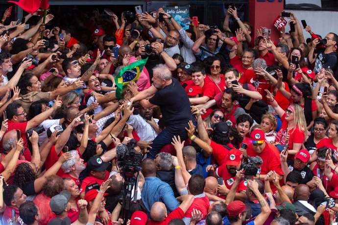 El expresidente Lula da Silva arropado por amplio número de seguidores tras salir de prisión tras 19 meses.
