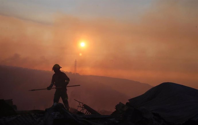 Un bombero trabaja en las labores de extinción del gran incendio que sufrió Valparaíso, en el centro de Chile, en el año 2017.