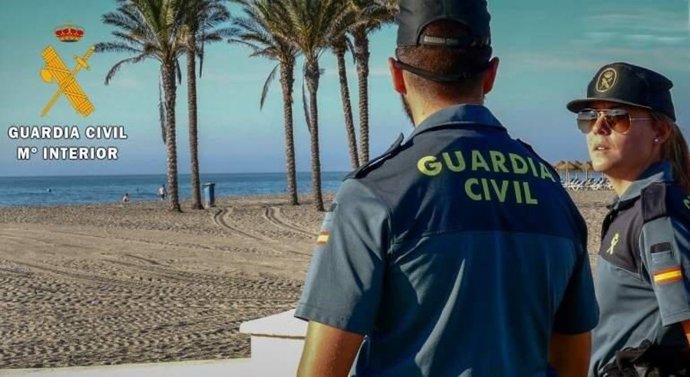 Agentes de la Guardia Civil en Roquetas de Mar (Almería)