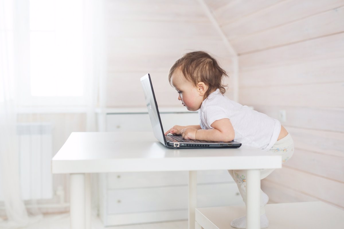 Cuánto tiempo es recomendable que los bebés menores a dos años jueguen con  las pantallas?