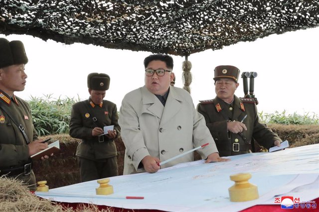 Kim Jong Un en una visita a una base militar norcoreana