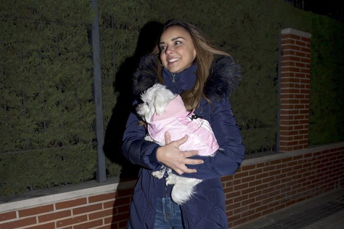 Chenoa saca a pasear a su mascota