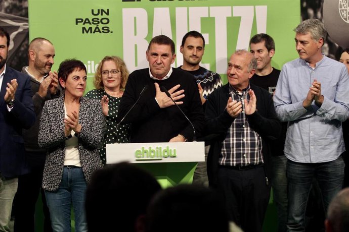 (I-D)  La cabeza de lista de EH Bildu al Congreso por Guipúzcoa, Mertxe Aizpurua; el secretario general de EH Bildu, Arnaldo Otegi; el cabeza de lista de EH Bildu al Congreso por Álava, Iñaki Ruiz de Pinedo; y el cabeza de lista de EH Bildu al Congreso 