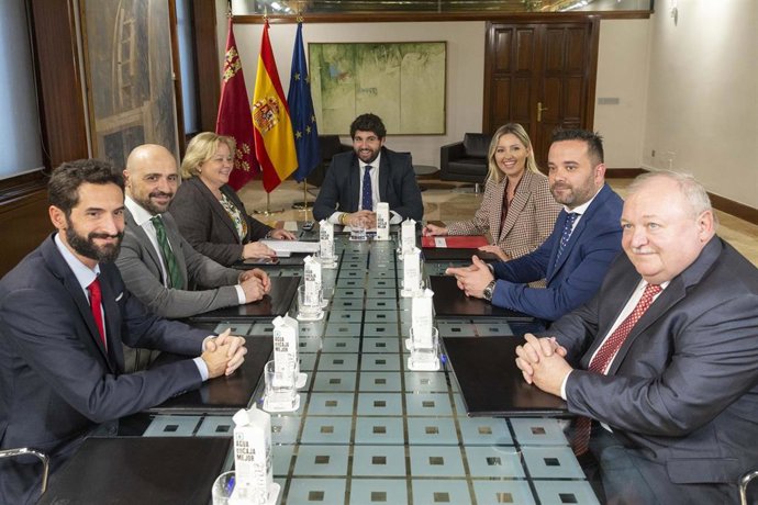 El jefe del Ejecutivo autonómico, Fernando López Miras, Y la consejera de Empresa, Industria y Portavocía, Ana Martínez Vidal, con la presidenta de la Confederación de Organizaciones de Cartagena (COEC), Ana Correa