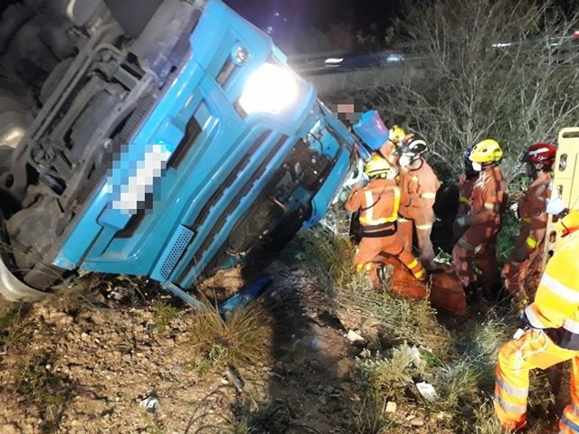 Camión volcado entre la A-7 y la A-35