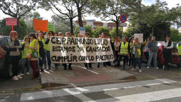 Las familias de los alumnos del colegio Raimundo Lulio protestan ante la Junta