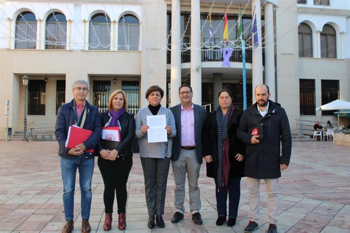 La vicesecretaria general del PSOE de Málaga y secretaria de Igualdad, Fuensanta Lima, y el secretario general del PSOE de Rincón de la Victoria, Antonio Sánchez, a las puertas del ayuntamiento.
