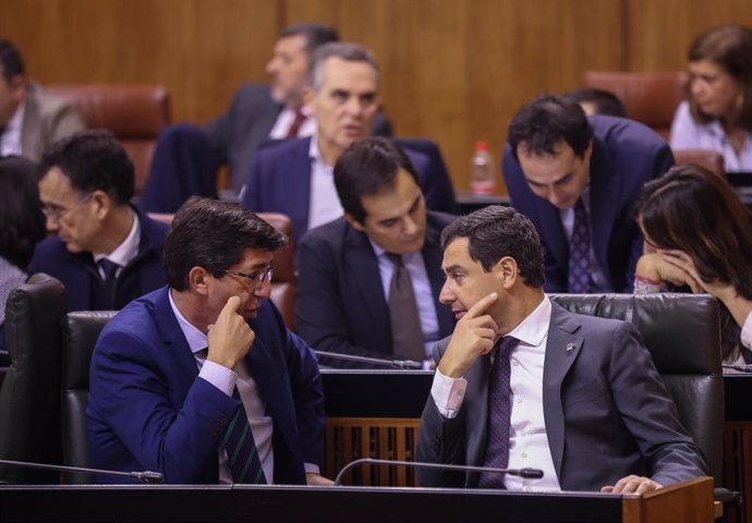 El presidente de la Junta de Andalucía, Juanma Moreno (d), conversa con el vicepresidente de la Junta de Andalucía, Juan Marín (i) durante la primera jornada de sesión plenaria. En el Parlamento de Andalucía, (Sevilla), a 27 de noviembre de 2019.