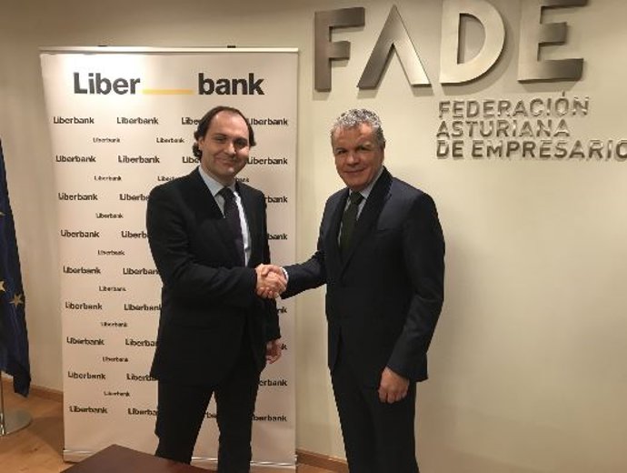 Jonathan Joaquín (Liberbank) y Belarmino Feito(Fade) firman el acuerdo.