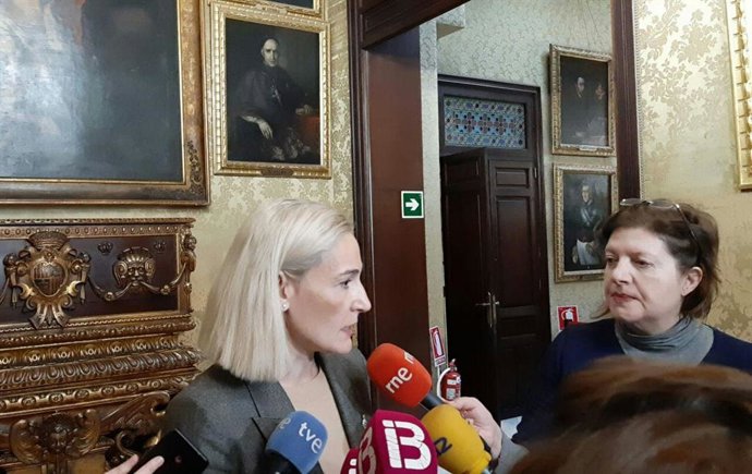 La portavoz de Cs Palma, Eva Pomar, atiende a los medios en el Ayuntamiento de Palma