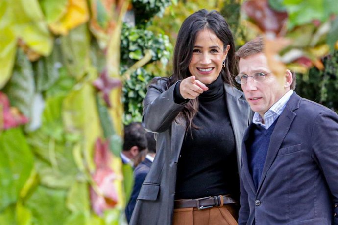 (I-D) La vicealcaldesa de Madrid, Begoña Villacís, y el alcalde de Madrid, José Luis Martínez-Almeida, participan en la presentación del programa de actividades Madrid Green Capital, en Madrid (España) a 24 de noviembre de 2019.