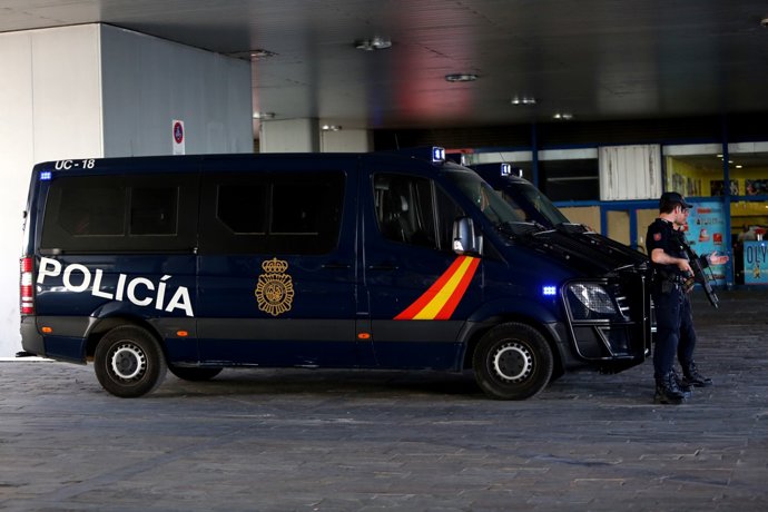 Recursos de Policía Nacional, agente, agentes, policía, policías, furgoneta policial