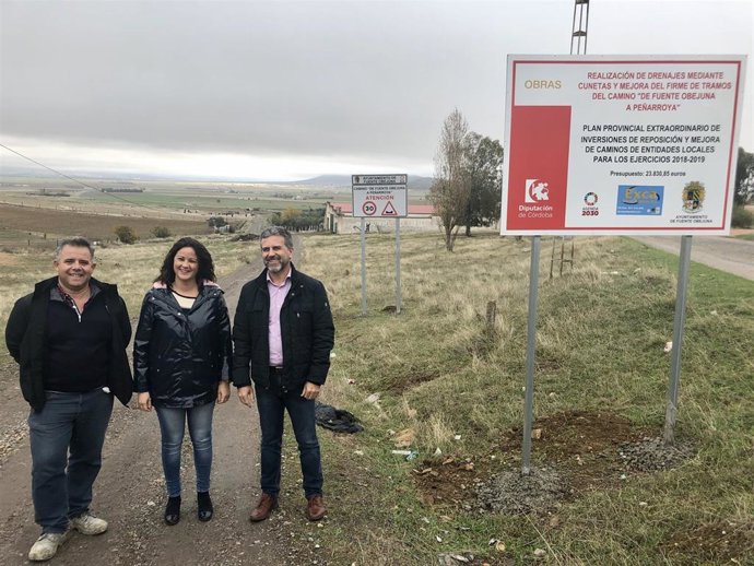 Sánchez (dcha.) en uno de los caminos de Fuente Obejuna