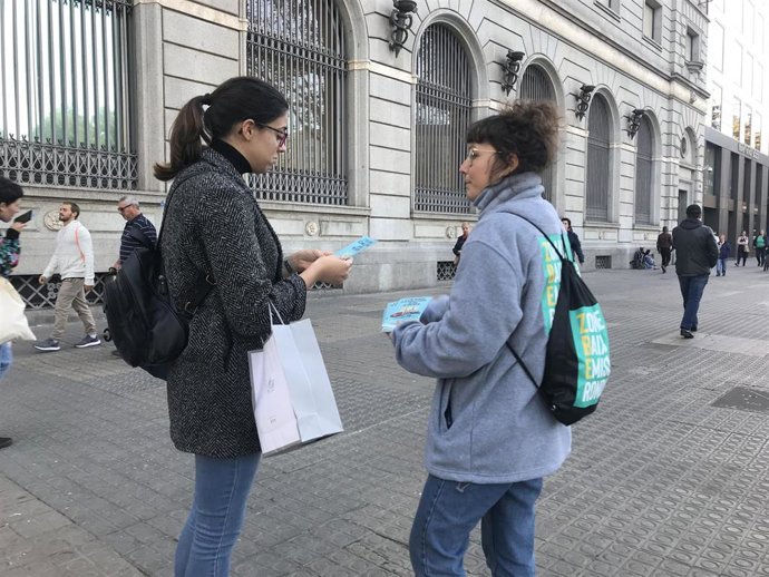 Informadores sobre la ZBE en la plaza Catalunya de Barcelona