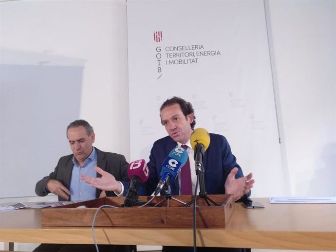 (I-D) El Director General Detransportes Aéreo Y Marítimo, Xavier Ramis, Y El Conseller De Movilidad Y Vivienda, Marc Pons.