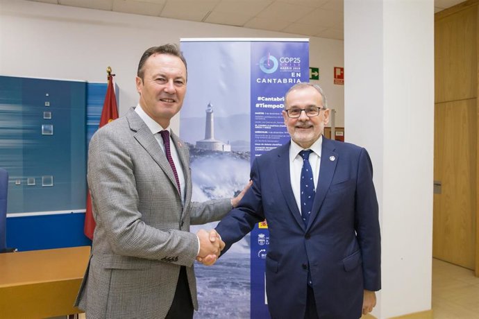 El consejero de Desarrollo Rural, Guillermo Blanco, y el rector de la UC, Ángel Pazos