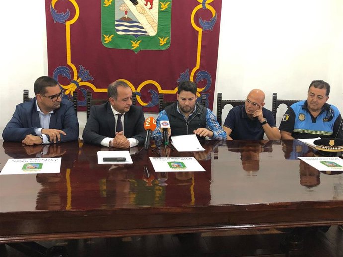 El subdelegado del Gobierno en Santa Cruz de Tenerife, Javier Plata, y el alcalde de Güímar, Airam Puerta, firman el convenio