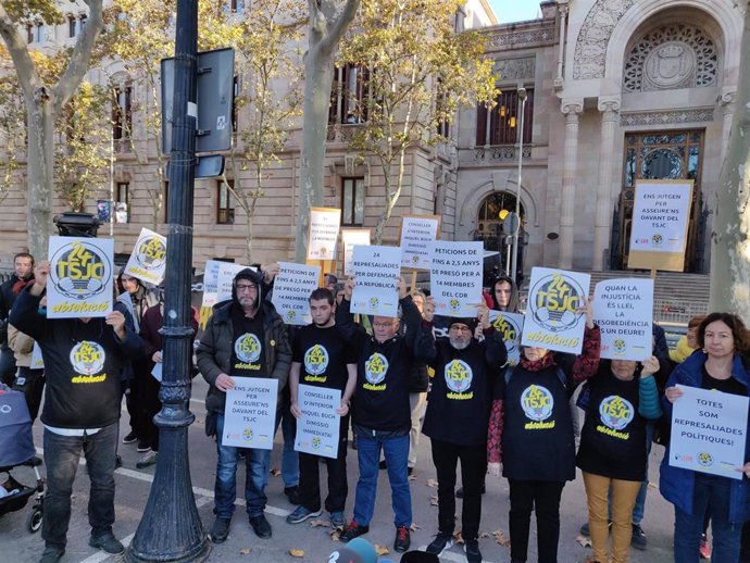 Asistentes a la rueda de prensa de 'Encausades TSJC' y Alerta Solidria ante el Tribunal Superior de Justicia de Catalunya.