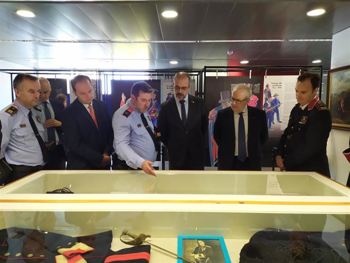 El director de Mossos Pere Ferrer, el subinspector Félix González, el conseller Miquel Buch, el secretario de Interior Brauli Duart y el comisario jefe Eduard Sallent visitan el Museu Histric dels Mossos d'Esquadra en la comisaría del barrio de Sant An