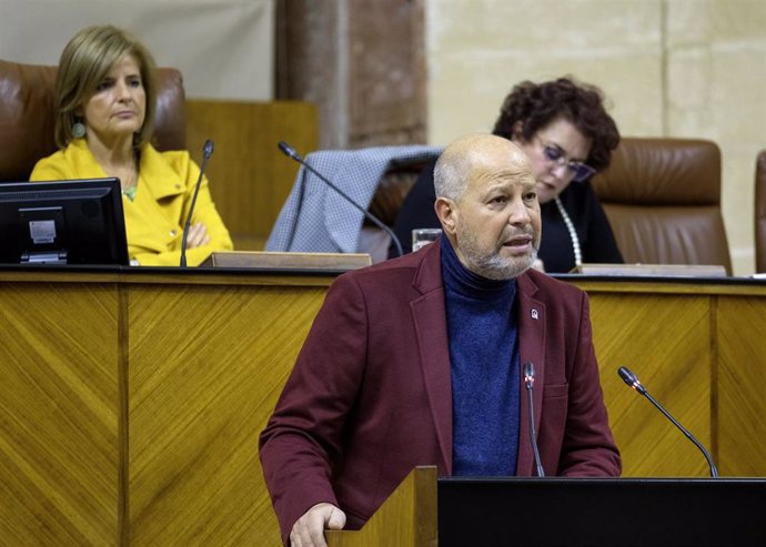 El consejero de Educación y Deporte, Javier Imbroda, compareciendo ante el Pleno del Parlamento andaluz