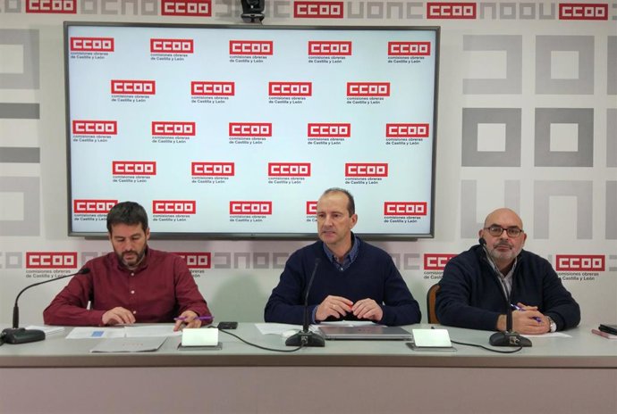 El coordinador de Sector Autonómico de la FSC de CCOO, Ernesto Angulo, en el centro, junto al resposnsable de funcionarios del sindicato, Juan Carlos Hernández, (izquierda( y el representantes de CCOO en la Junta de Personal Jesús García.