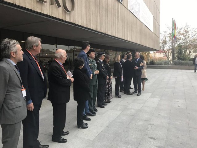 Francisco Reyes saluda al ministro de Cultura, José Guirao, a su llegada al Museo Íbero para inaugurar la I Bienal de Arqueología