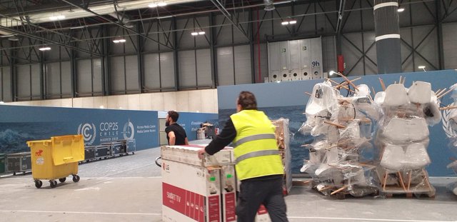 Operarios hacen labores durante la preparación de la Cumbre del Clima que se celebrará en Madrid desde el lunes día 2 de diciembre