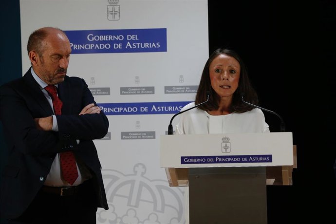 Melania Álvarez, a la derecha