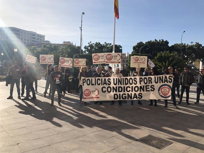 Concentración de los agentes de la Policía Local del Ayuntamiento de Murcia, que protestan por la aprobación del decreto que suspende, de forma injustificada, sus descansos