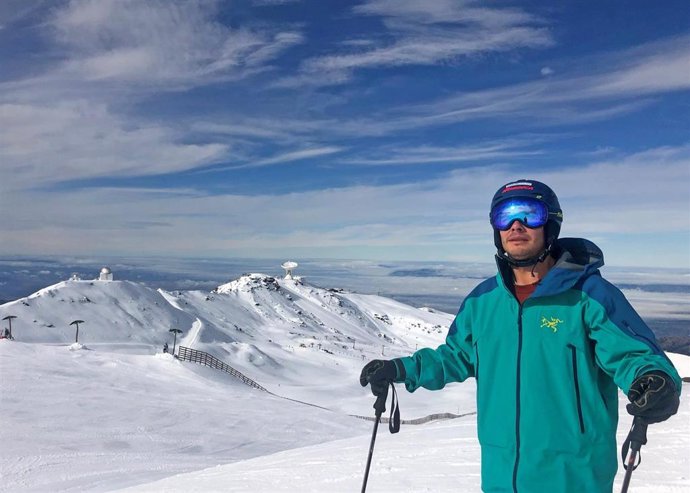 Esquiador en la pista La Visera de Sierra Nevada