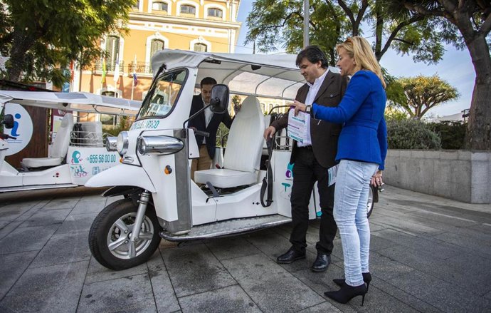 El Ayuntamiento pone en marcha un servicio de rutas turísticas en vehículos eléctricos tuk tuk.