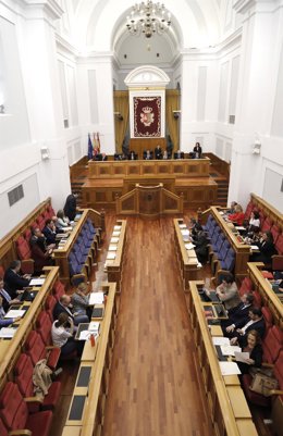Momento del pleno de las Cortes regionales.