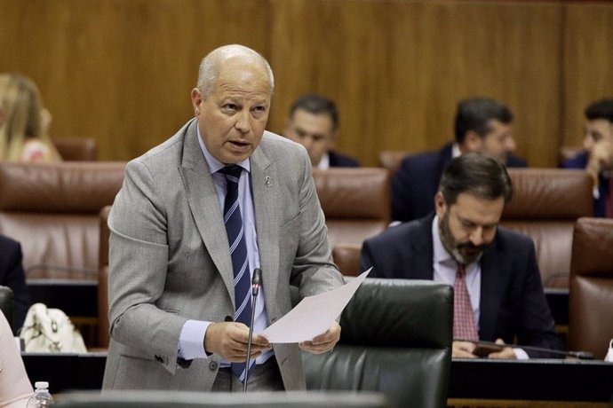 Javier Imbroda, en el Pleno del Parlamento.