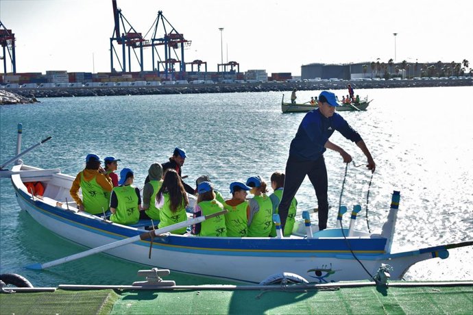 Jóvenes de la provincia de Málaga participan en talleres de remo impulsados por la Diputación