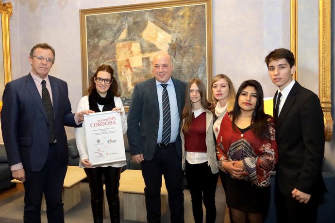 Antonio Ruiz (centro) recibe a los emisarios de 'Conexión Córdoba'