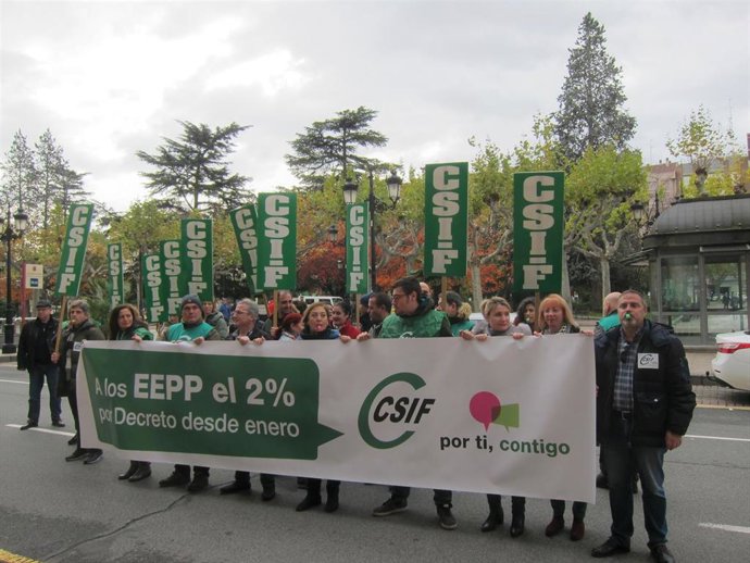Concentración de los delegados sindicales del CSIF La Rioja frente a la Delegación de Gobierno