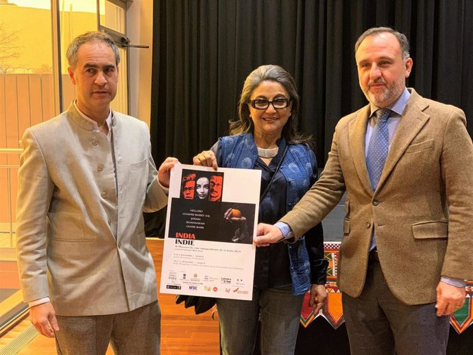 Guillermo Rodríguez, Aparna Sen, y Juan Manuel Guimerans en la presentación de el ciclo 'IndiaIndie'.