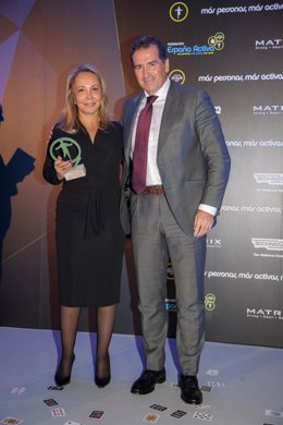 La directora de Relaciones Externas de Grupo Fuertes, Mar Fuertes, recibe el premio de manos del vicepresidente de la Fundación España Activa, Gabriel Sáez