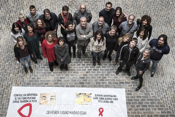 El director general de Salud, Carlos Artundo, y la directora del Instituto de Salud Pública y Laboral de Navarra (ISPLN), Marian Nuin, junto con entidades que luchan contra el VIH