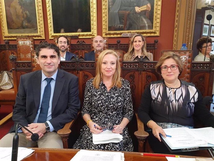 La regidora 'popular' del Ayuntamiento de Palma, Mercedes Celeste, junto a otros regidores de la formación en el Pleno de Cort.