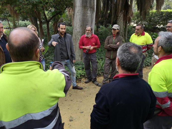 El concejal de Adelante Sevilla Daniel González Rojas visita los jardines históricos