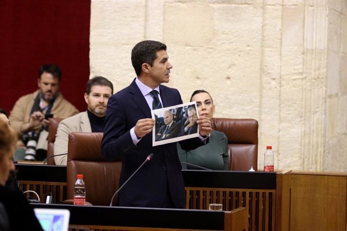 El portavoz parlamentario de Ciudadanos, Sergio Romero, en la sesión de control del Pleno del Parlamento.